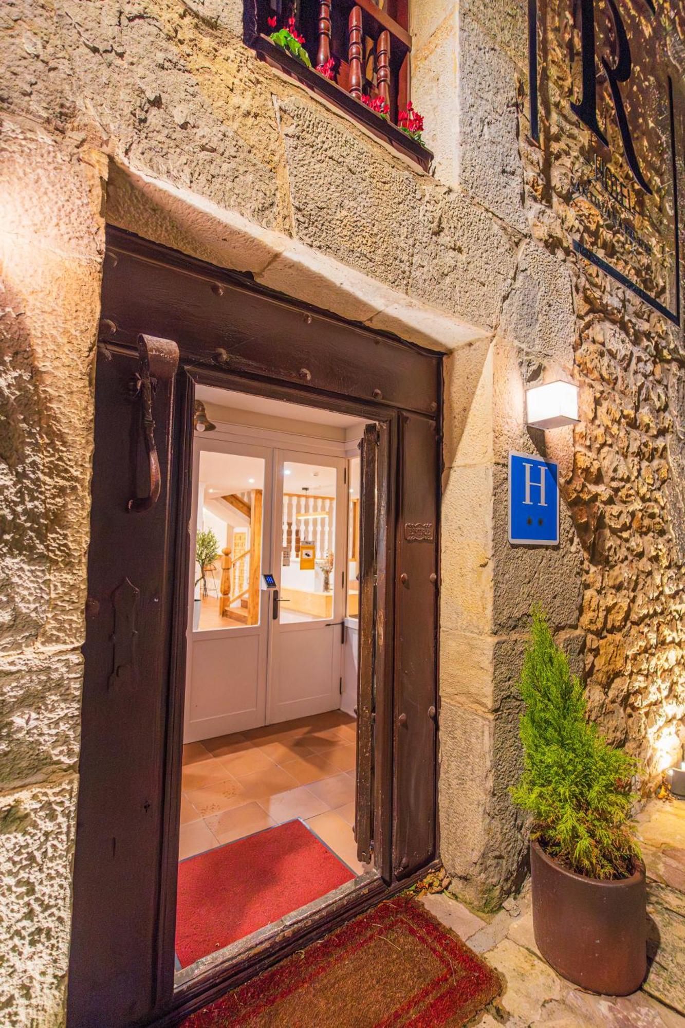 Hotel R Santillana ซันติยานาเดลมาร์ ภายนอก รูปภาพ